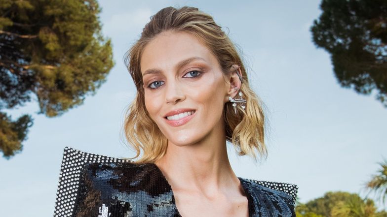 39-letnia Anja Rubik demonstruje ZABÓJCZE mięśnie brzucha w nowej sesji dla "V Magazine" (ZDJĘCIA)