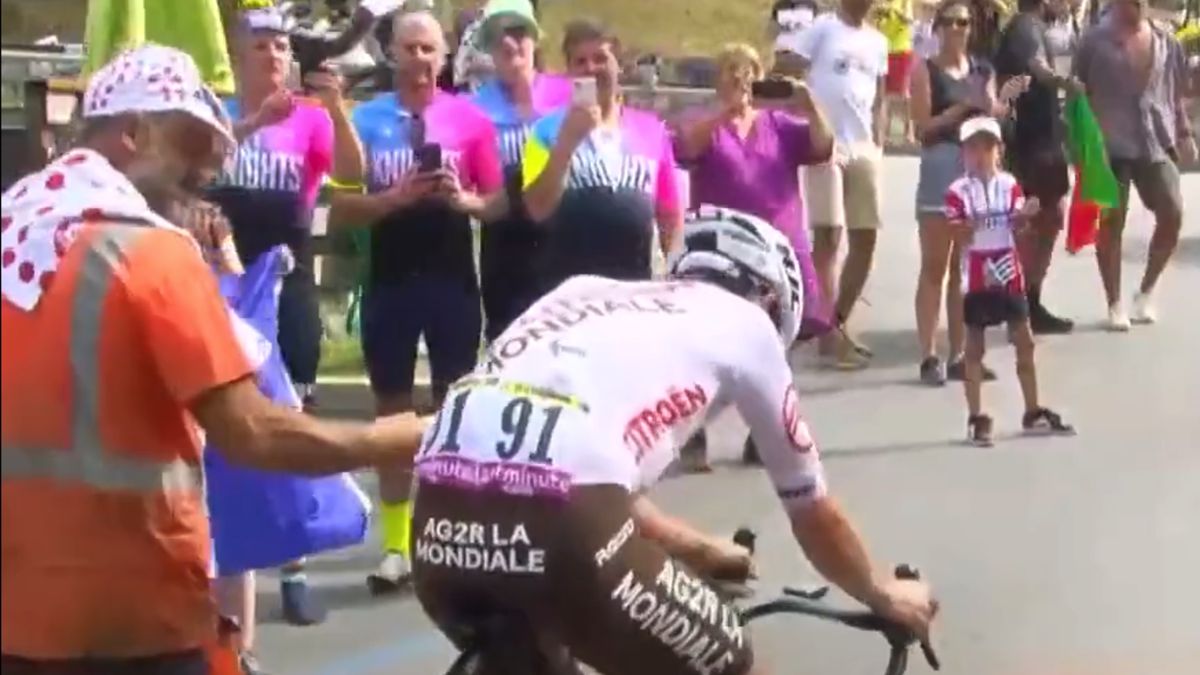 Kibic chciał poczęstować zawodnika pizzą