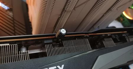 Serwis chciał fortuny. Uratował kartę RTX 3070 kondensatorem ze starego radia