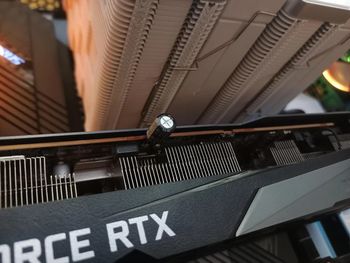 Serwis chciał fortuny. Uratował kartę RTX 3070 kondensatorem ze starego radia