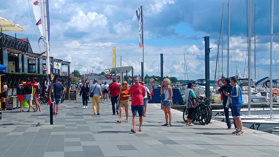 Mikołajki. Turyści na pasażu nad jeziorem mikołajskim