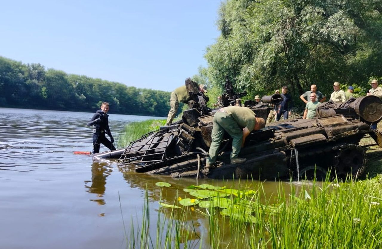 Rosyjski czołg wydobywany z rzeki przez Ukraińców.
