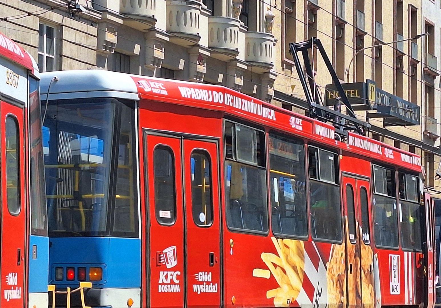 Złamał się pantograf. Niesprawny tramwaj blokuje torowisko.