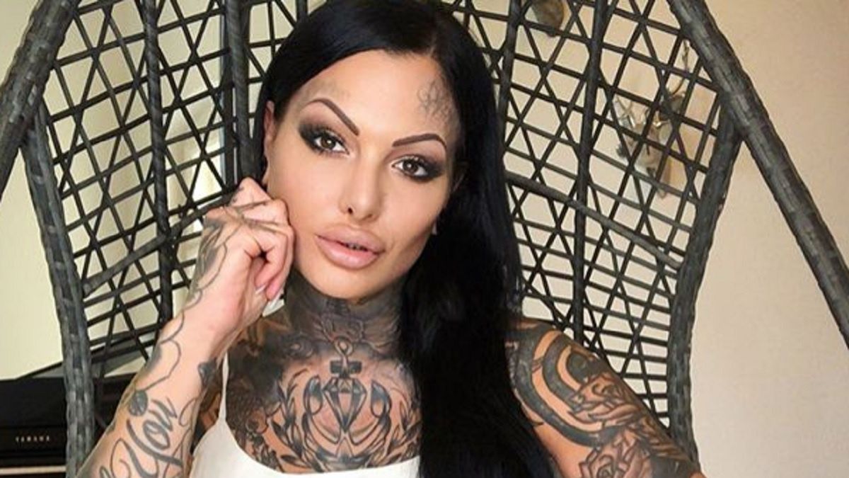 Znana tatuażystka pochwaliła się swoją metamorfozą. Kobieta przykryła swoje wszystkie tatuaże fluidem. 