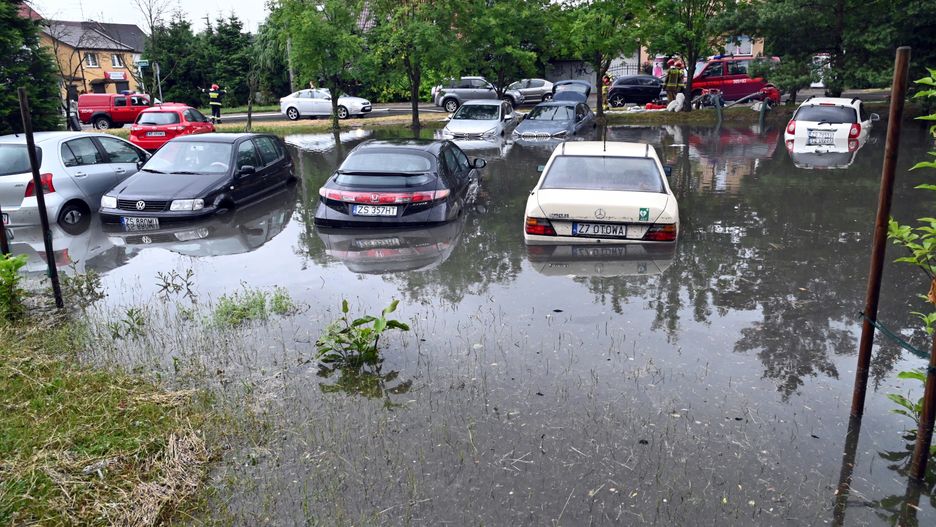 Silne burze z ulewami. Trwa walka ze skutkami nawałnic. Na zdjęciu parking przy ul. Ostrobramskiej w Szczecinie 