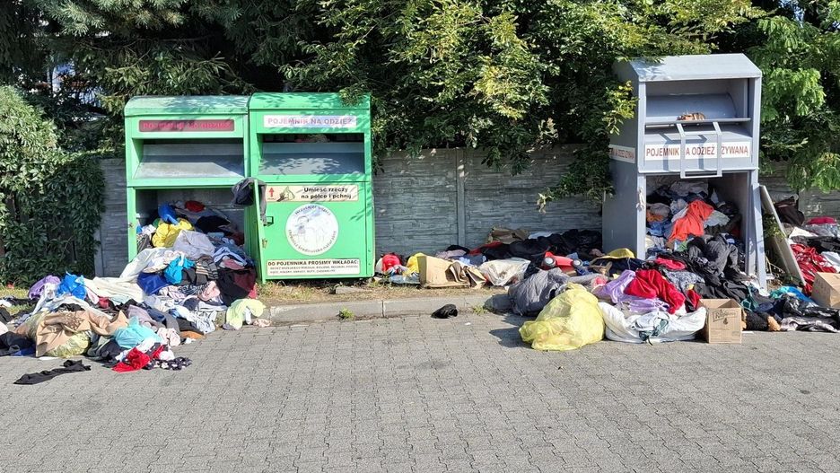 Tak wygląda parking przy sklepie Biedronka w Kętach, przy ulicy Sienkiewicza. Kto &#34;rozpruwa&#34; kontenery na zużytą odzież?