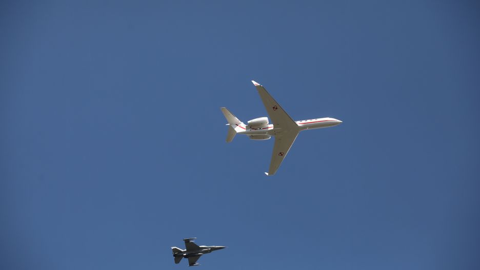 Warszawa, 12.08.2023. Samolot rządowy Gulfstream G550 (góra) i myśliwiec F-16 (dół) wśród maszyn przelatujacych nad Warszawą w ramach próby generalnej defilady z okazji obchodów Święta Wojska Polskiego, 12 bm. (jm) PAP/Albert Zawada