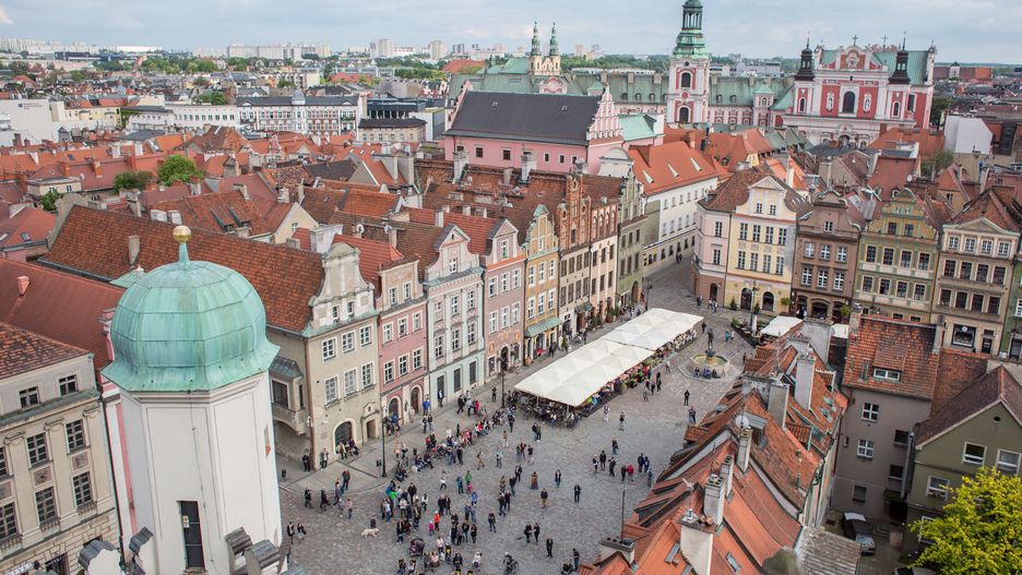widownia
Pozna�, 25.05.2017. Widownia zgromadzona na pozna�skim Starym Rynku. Z wie�y pozna�skiego ratusza wybrzmia� jazzowy hejna� Macieja Fortuny, inauguruj�c 12. edycj� festiwalu Made in Chicago, 25 bm. W tym roku festiwal potrwa od 25.- 28. maja.  Przez 4. dni jazz wype�ni przestrzenie miejskie. (zuz) PAP/Pawe� Jask�ka
Pawe� Jask�ka
12, chicago, festiwal, hejna�, in, jazz, made, muzyka, pozna�, ratusz, stary rynek, XII, 12., edycja, jazzowy