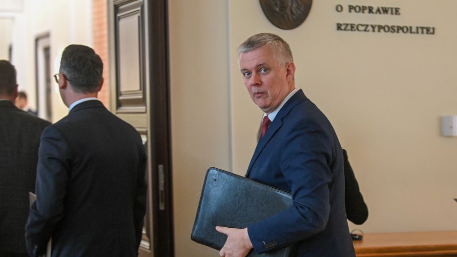 Warszawa, 29.10.2024. Minister spraw wewnętrznych i administracji, koordynator służb specjalnych Tomasz Siemoniak przed posiedzeniem rządu w KPRM w Warszawie, 29 bm. Ministrowie zapoznają się z raportem z prac komisji ds. badania wpływów rosyjskich. Rozpatrzą zmiany w tegorocznej ustawie budżetowej i okołobudżetowej, a także propozycję likwidacji składki zdrowotnej od sprzedaży środków trwałych. (mr) PAP/Marcin Obara