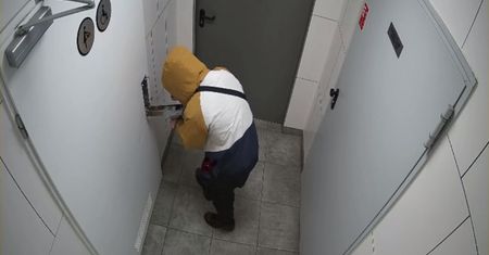 19-latek przyłapany w toalecie. Grozi mu 10 lat więzienia