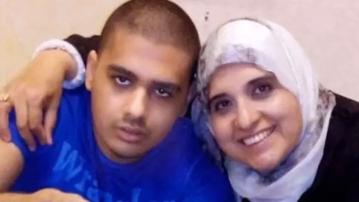 Abdulrahman El Bahnasawy na zdjęciu z matką