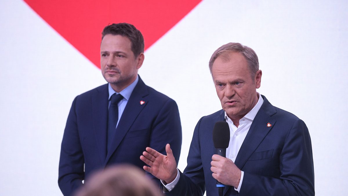 Warszawa, 07.04.2024. Wybory samorządowe 2024. Prezydent Warszawy Rafał Trzaskowski (L) i premier Donald Tusk (P) w sztabie wyborczym Koalicji Obywatelskiej, 7 bm. w Warszawie. Zakończyły się wybory samorządowe. (ad) PAP/Marcin Obara ***Zdjęcie do depeszy PAP pt. Warszawa: Rafał Trzaskowski wygrywa w pierwszej turze wyborów na prezydenta stolicy z wynikiem 59,8 proc. - sondaż Ipsos dla Polsatu, TVN i TVP.***
