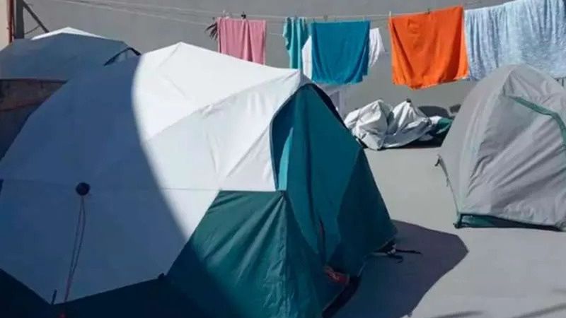 Namioty były rozbite na tarasie na dachu budynku