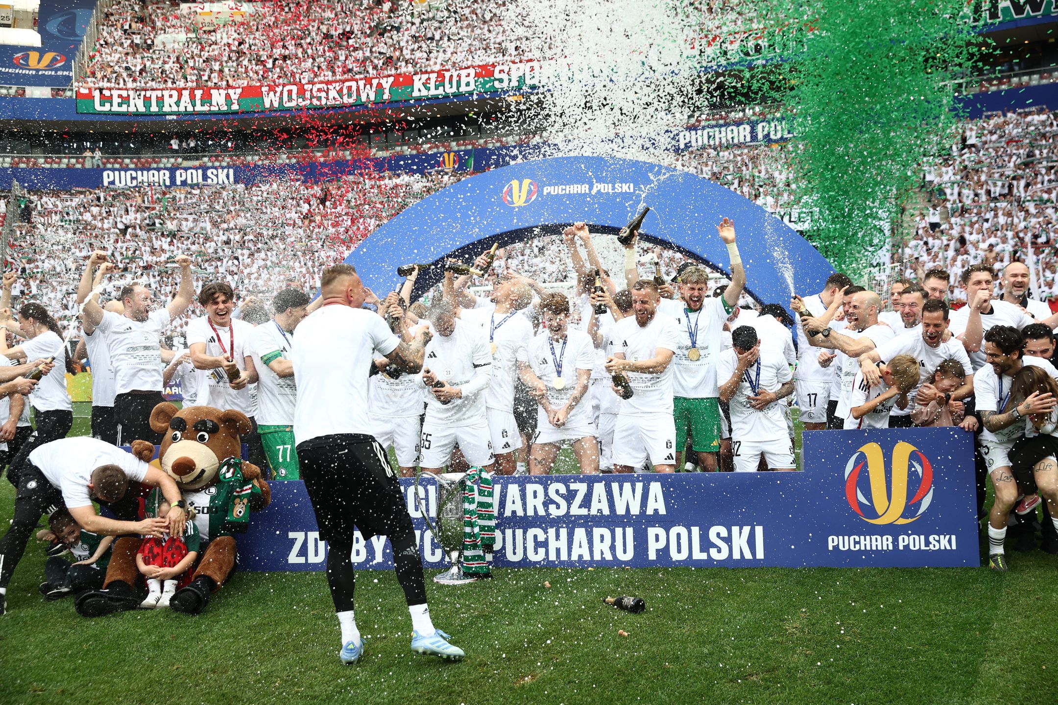 Warszawa, 02.05.2025. Piłkarze Legii Warszawa cieszą się z Pucharu Polski. Legia w meczu finałowym na PGE Narodowym, 2 bm. pokonała 4:3 Pogoń Szczecin i po raz 21. zdobyła to trofeum. (mk) PAP/Leszek Szymański