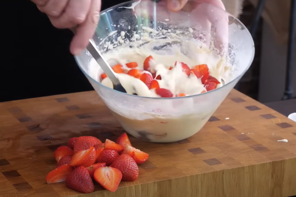This strawberry cake is really quick to make.