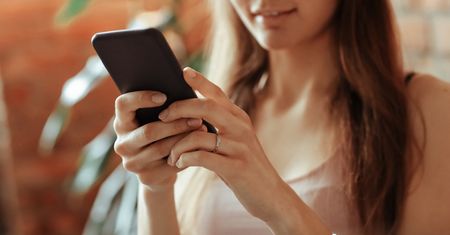 Chcą zakazu smartfonów w szkołach. Jest stanowisko szefowej MEN