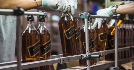 Johnnie Walker i Smirnoff wycofują się z Rosji. Zostanie tylko kilku pracowników