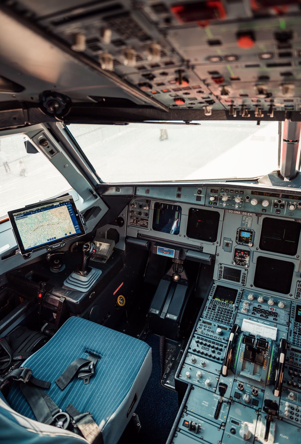 Kokpit Airbusa A320. Po lewej widoczny side-stick