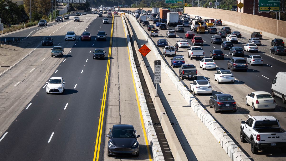 Los Angeles, CA - September 09:A driver rides the carpool lane in a Tesla on the 405 Freeway in Los Angeles on Tuesday, September 9, 2025. The Clean Air Vehicle decal program, an incentive for people to buy electric cars in California, expires on Sept. 30. (Photo by Sarah Reingewirtz/MediaNews Group/Los Angeles Daily News via Getty Images)
