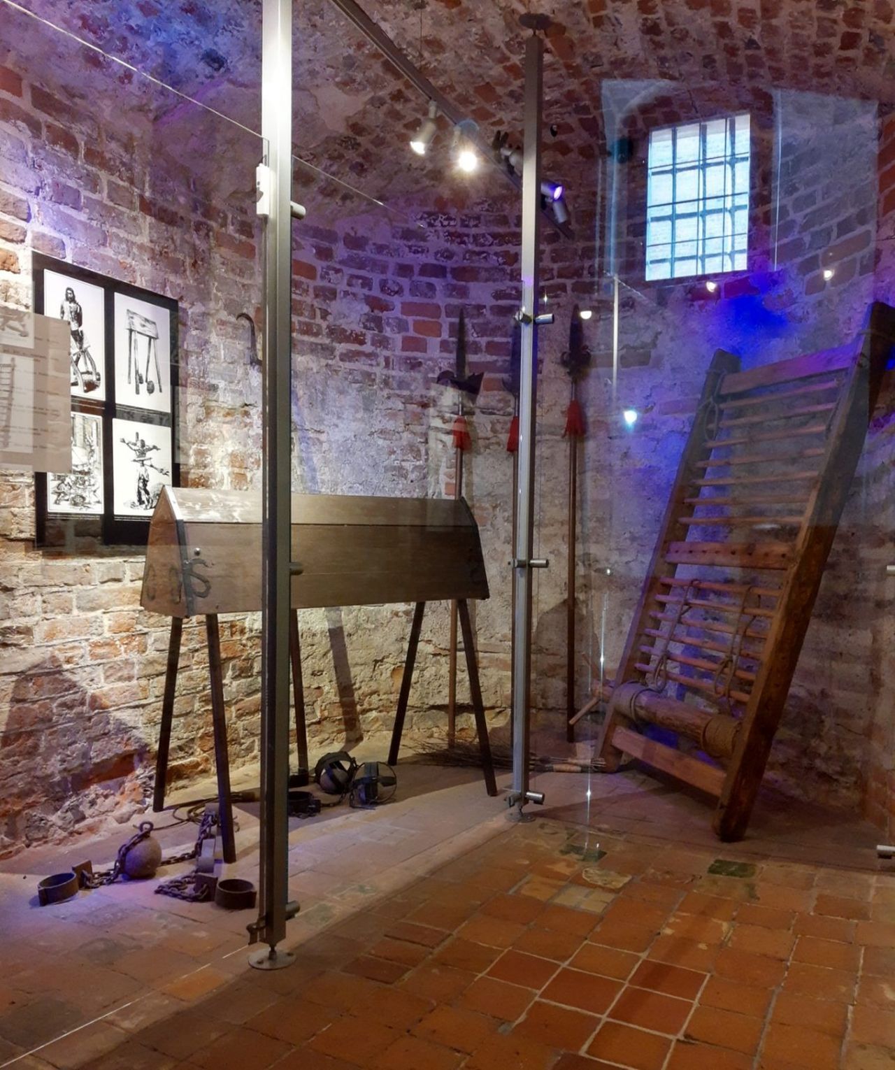 Narzędzia tortur stosowane przez nowożytnych katów wystawiane w gdańskiej Wieży Więziennej 