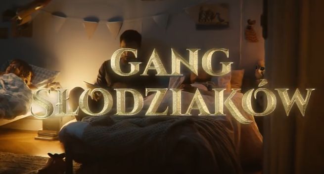Czytanie dzieciom do snu reklamuje „Gang Słodziaków” w Biedronce (wideo)