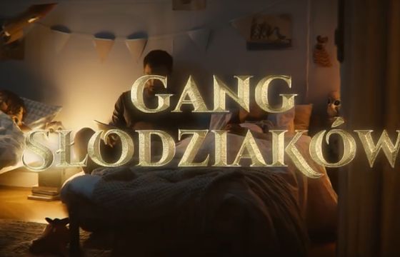 Czytanie dzieciom do snu reklamuje „Gang Słodziaków” w Biedronce (wideo)