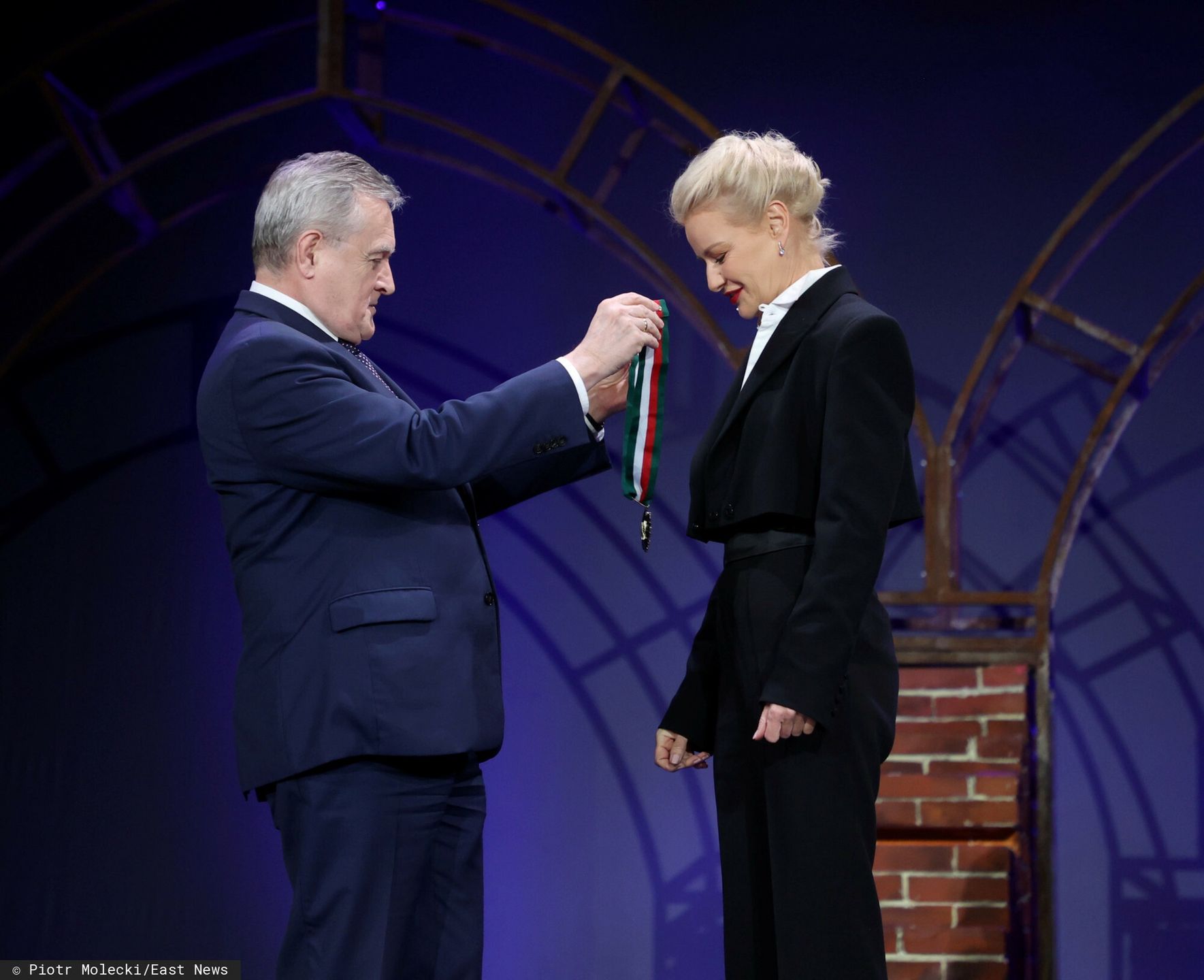 Małgorzata Kożuchowska odbiera medal z rąk ministra kultury
