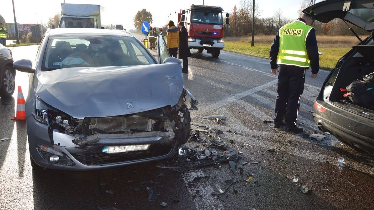 Uszkodzony peugeot w zderzeniu z audi