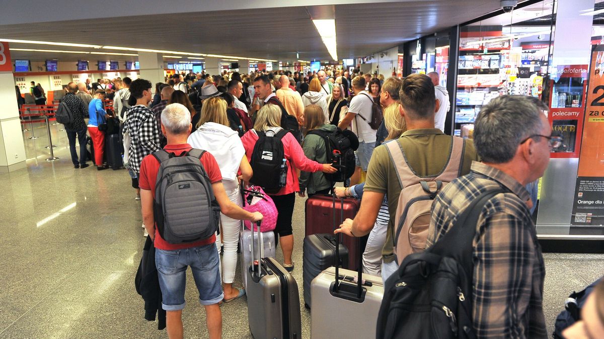 Super Express archiwum 2023
PHOTO MARCIN WZIONTEK/ SUPER EXPRSS / WARSZAWA 01/09/2023
TLUM TURYSTOW W KOLEJCE DO ODPAWY NA LOTNISKU CHOPINA
N/Z 
LOTNISKO PORT PODROZ KOLEJKA TLUM TURYSTA TURYSCI LOT CPK
WSZYSTKIE ZDJECIA NA HTTP://AGENCJA.SE.COM.PL