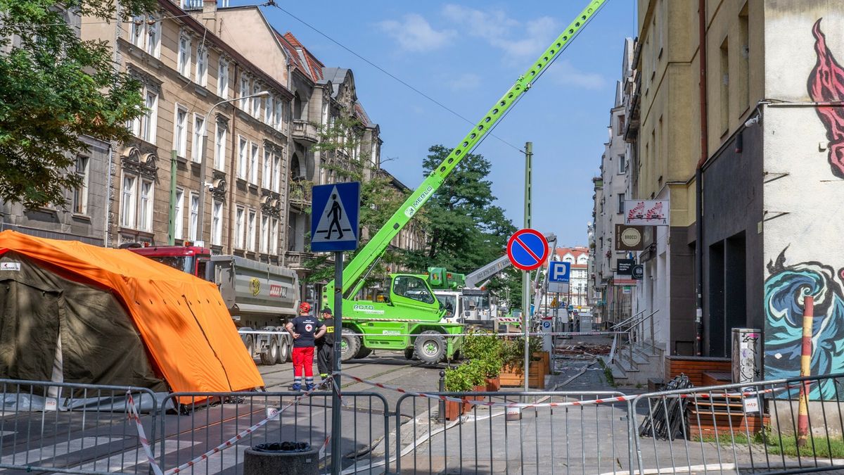 Pożar na poznańskich Jeżycach. Trwa rozbiórka spalonej kamienicy