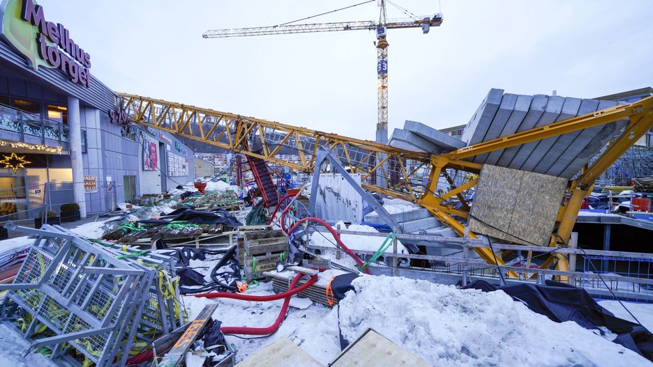 W Norwegii na centrum handlowe runął dźwig.