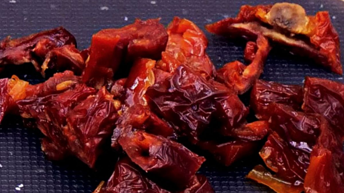 Suszone pomidory są źródłem solidnej porcji likopenu, minerałów, błonnika i energii.