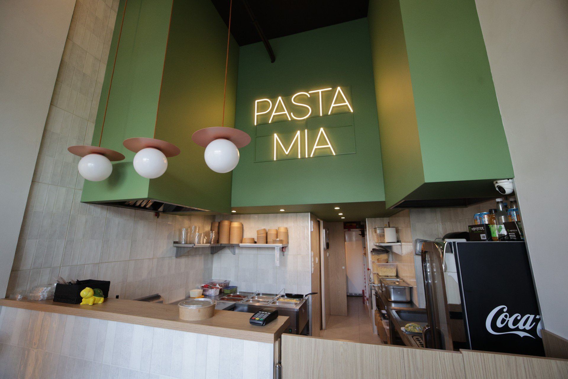 - W naszej Pasta Mia najchętniej wybierane są oczywiście klasyki, jak spaghetti bolognese. Drugim ważnym daniem jest carbonara, robimy ją trochę inaczej niż we włoskich restauracjach, ale mamy wielu fanów tej wersji - opowiada właściciel lokalu.