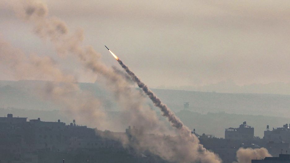 epaselect epa10904654 A rockets is launched from the coastal Gaza strip towards Israel by militants of the Ezz Al-Din Al Qassam militia, the military wing of Hamas movement, in Gaza City, 07 October 2023. Rocket barrages were launched from the Gaza Strip early Saturday in a surprise attack claimed by the Islamist movement Hamas. EPA/MOHAMMED SABER Dostawca: PAP/EPA.