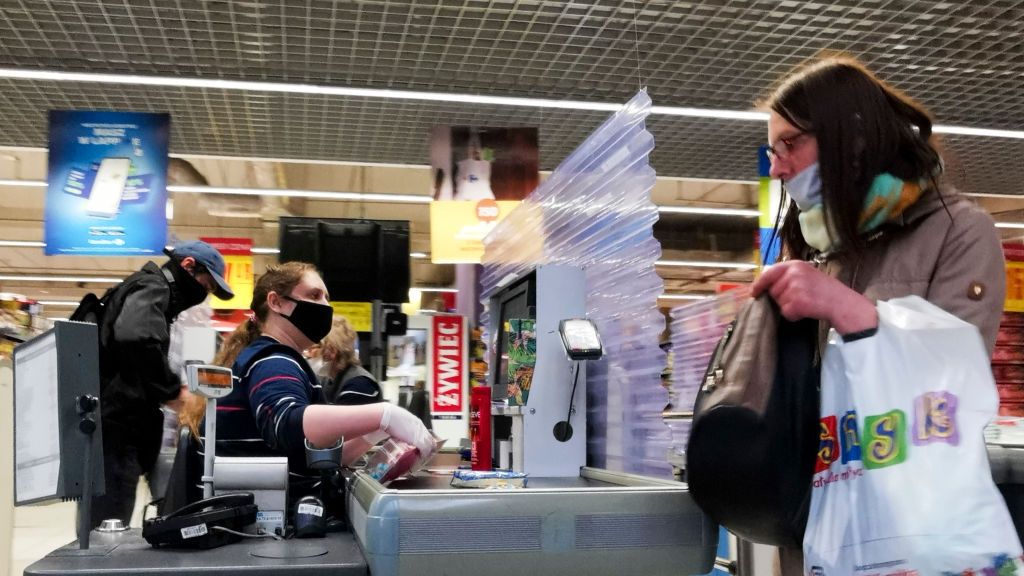 Koronawirus w Polsce. Pamiętajmy o obowiązku zakrywania twarzy w sklepach