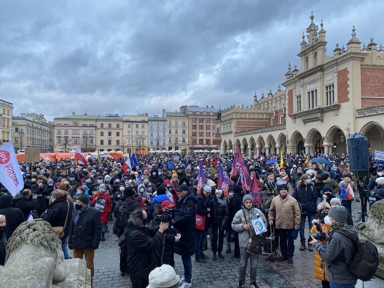 Polacy wyszli na ulice. Protesty w sprawie "lex TVN" w całym kraju