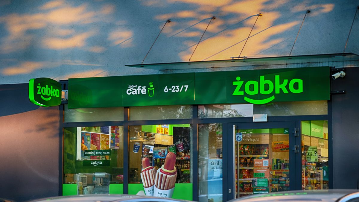 DAREK11
żabka, baner, reklama, duży, sklep, sieciówka, wystawa sklepowa, market, polska, sprzedaż, inflacja, makaron, zakupy, koszyk, firma, finanse, biznes, dyskont, akcyjna, nocny, owoce, warzywa, europa, cena, spożywczy, zaopatrzenie, kasa, towary, papier toaletowy, praca, zatrudnienie, pracownik, kasjerka, na zakupy, niedziela handlowa, lidl, niemcy, euro