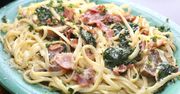 Tagliatelle ze szpinakiem i boczkiem. Prosty przepis na szybki obiad