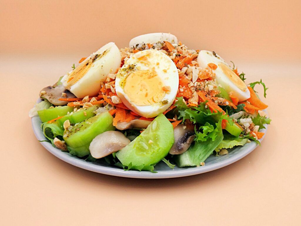 Niezwykła sałatka ze zwykłych składników. Te produkty na bank masz w domu