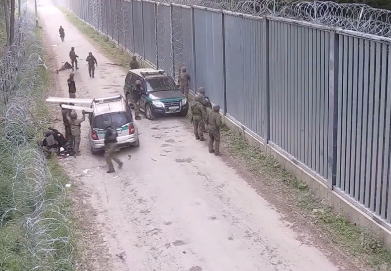 Szturmy cudzoziemców na granicy białoruskiej. Pogranicznicy pokazali dramatyczne nagrania