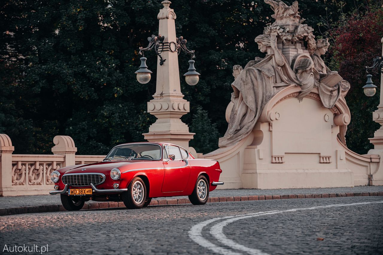 Historię P1800 kończy model ES. - w 1972 r. zakończono produkcję coupe, a cieszące się zainteresowaniem w USA P1800ES było produkowane rok dłużej, do momentu wejścia w życie zaostrzonych przepisów dotyczących bezpieczeństwa i konstrukcji zderzaków. Szwedom nie opłacało się inwestować w zmiany, dlatego zakończyli produkcję wypuszczając ponad 39 tys. coupe i ponad 8 tys. ES-ów