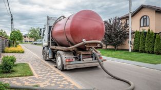 Zarobki kierowców szambiarek. Oto ile dostają "na rękę"