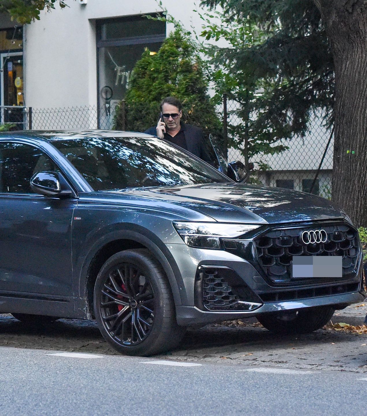 Paweł Deląg maszeruje po Warszawie i wsiada do audi