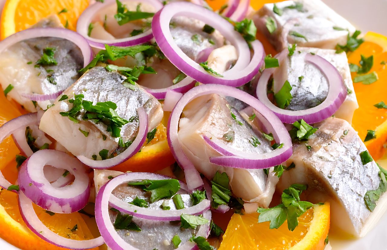 Teściowa podsunęła mi przepis na śledzie z cytrusową nutą. Robię nie tylko na święta