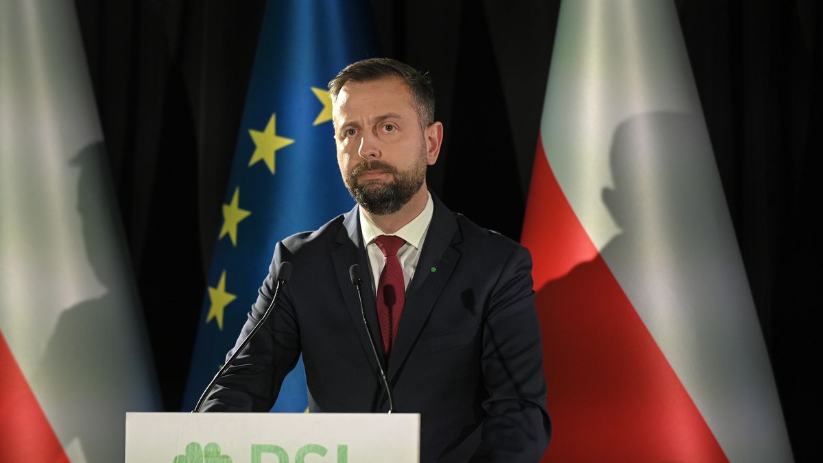 Warszawa, 11.05.2024. Wicepremier - minister obrony narodowej Władysław Kosiniak-Kamysz przemawia na posiedzeniu Rady Naczelnej PSL w ADN Centrum Konferencyjnym w Warszawie, 11 bm. (aldg) PAP/Marcin Obara