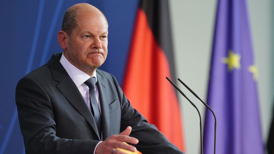 German Chancellor Olaf Scholz gestures during a statement at the Chancellery in Berlin, Germany, 19 April 2022. German Chancellor Olaf Scholz delivered a statement after telephone talks with leaders of USA, France, Poland, Romania, Japan, Great Britain, Italy, Eurpean Council, European Commision and NATO. EPA/CLEMENS BILAN / POOL Dostawca: PAP/EPA.