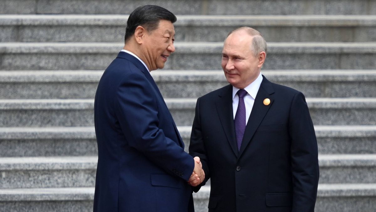 Russian President Vladimir Putin visits China
epa11343930 Russian President Vladimir Putin (R) shakes hands with Chinese President Xi Jinping during a welcome ceremony outside the Great Hall of the People in Beijing, China, 16 May 2024. The Russian president is on an official visit to China on 16 and 17 May.  EPA/SERGEY BOBYLEV / SPUTNIK / KREMLIN POOL MANDATORY CREDIT 
Dostawca: PAP/EPA.
SERGEY BOBYLEV / SPUTNIK / KREMLIN POOL