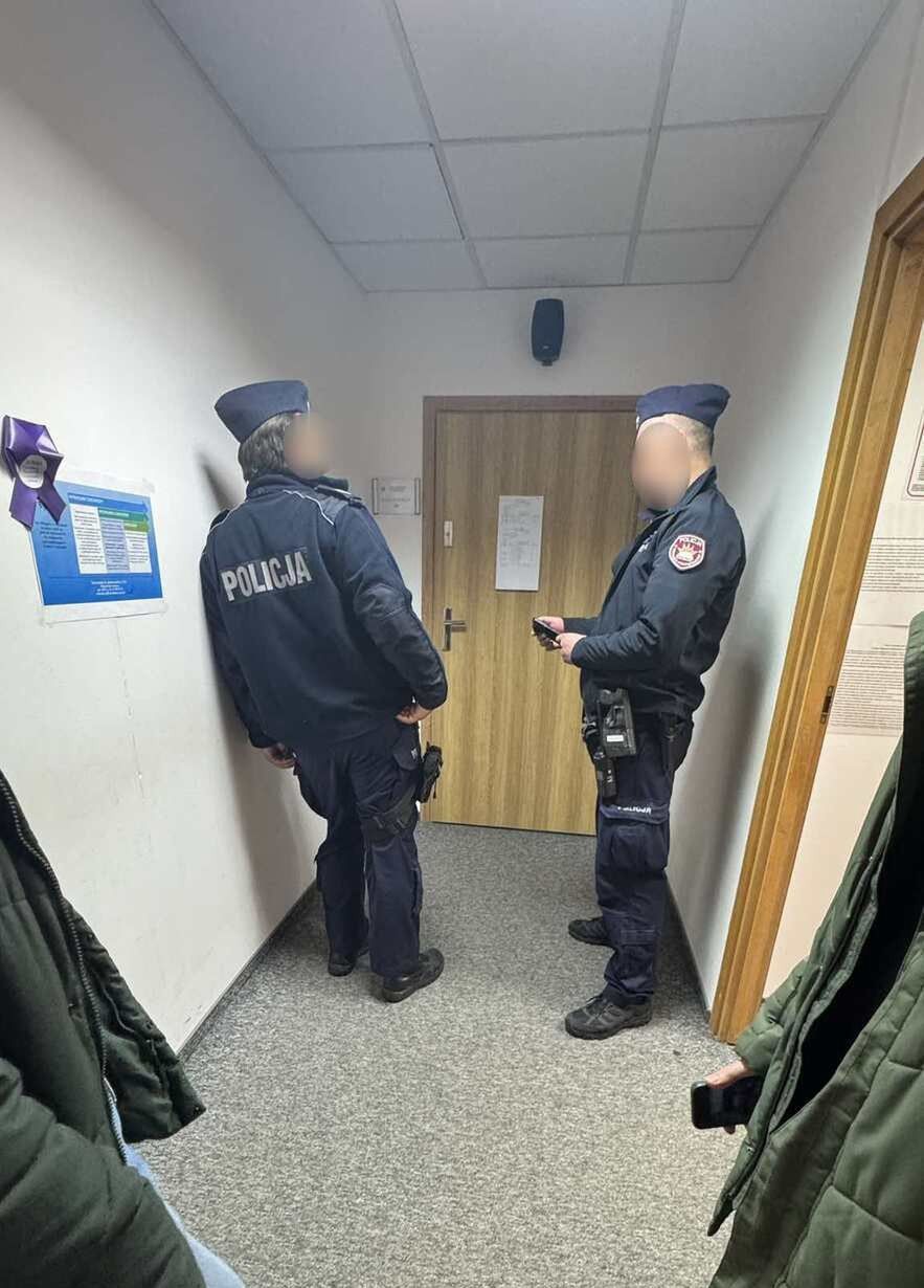 Policjanci pilnują porządku na rozprawie Opozdy i Królikowskiego