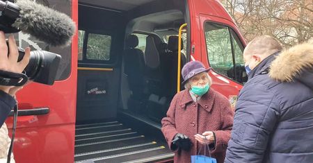 Szczepienia na COVID. Pierwsza wrocławianka dowieziona do punktu szczepień. Ma ponad 90 lat
