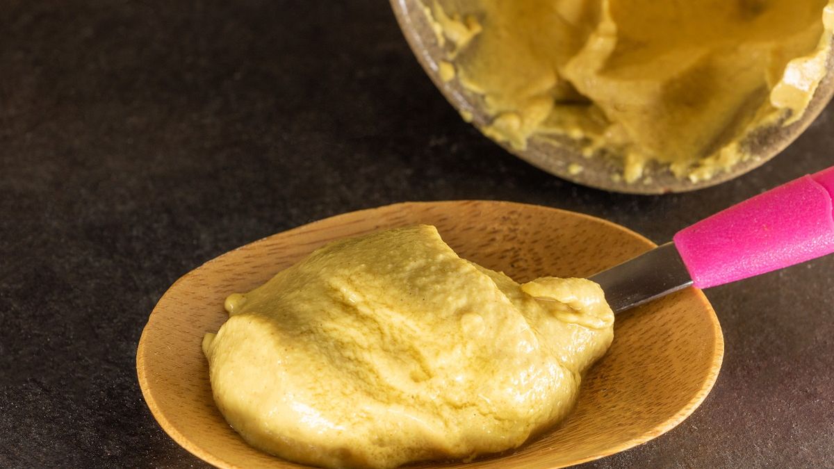 Czy można jeść musztardę, gdy pojawi się w niej woda?